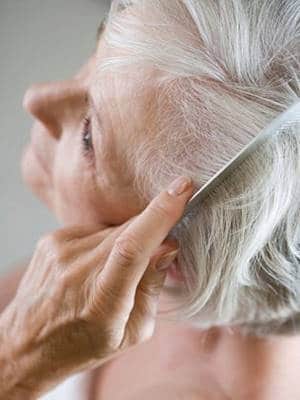 اسباب تساقط الشعر عند كبار السن