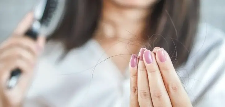 11 سبب مهم من اسباب تساقط الشعر من الامام مع طرق العلاج