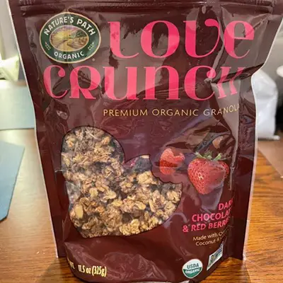 عضوية داكنة وتوت أحمر من ناتورز باث Love Crunch
