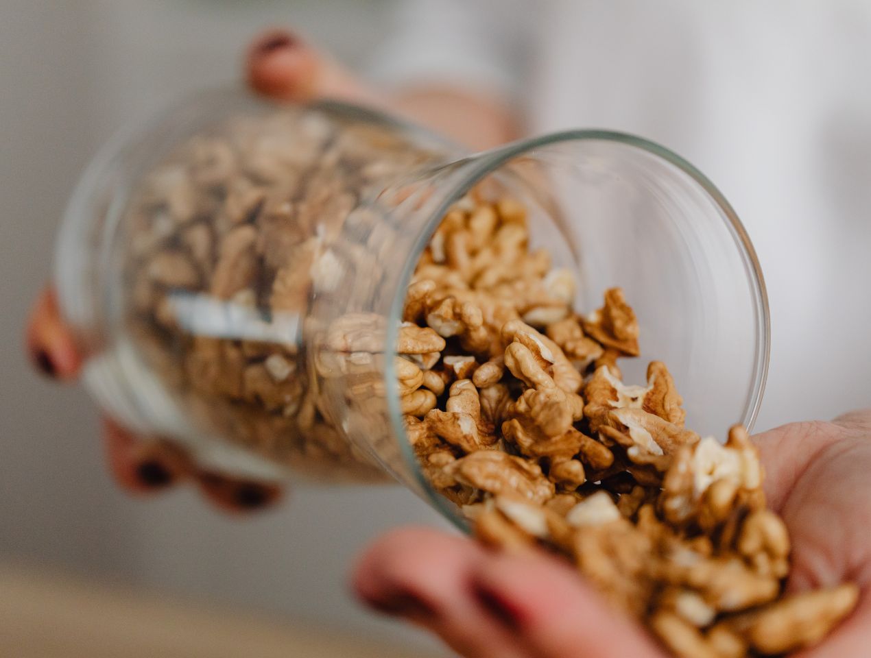 ما هي المكسرات المشكلة وكيف تختار المزيج المناسب؟