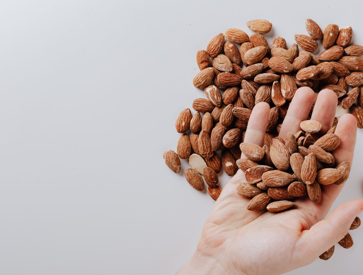 المقرمشات الصحية — هل تختلف فعلاً عن العادية؟